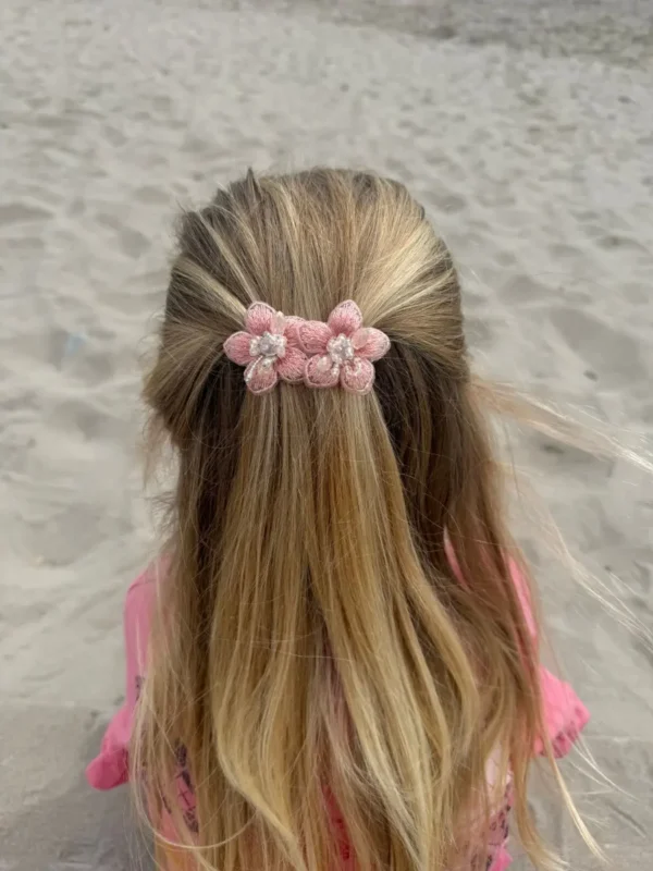 French Barette Donna - Lichtroze in haar